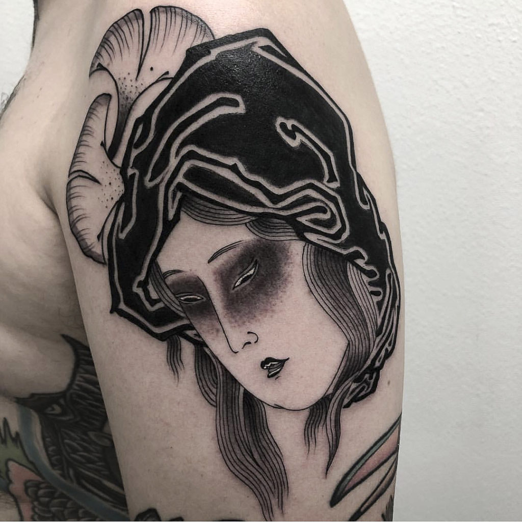 Tatuaggio in stile Irezumi ,in bianco e nero, di una donna col capo velato e foglie di ginko, realizzato da Lupo HoriOkami