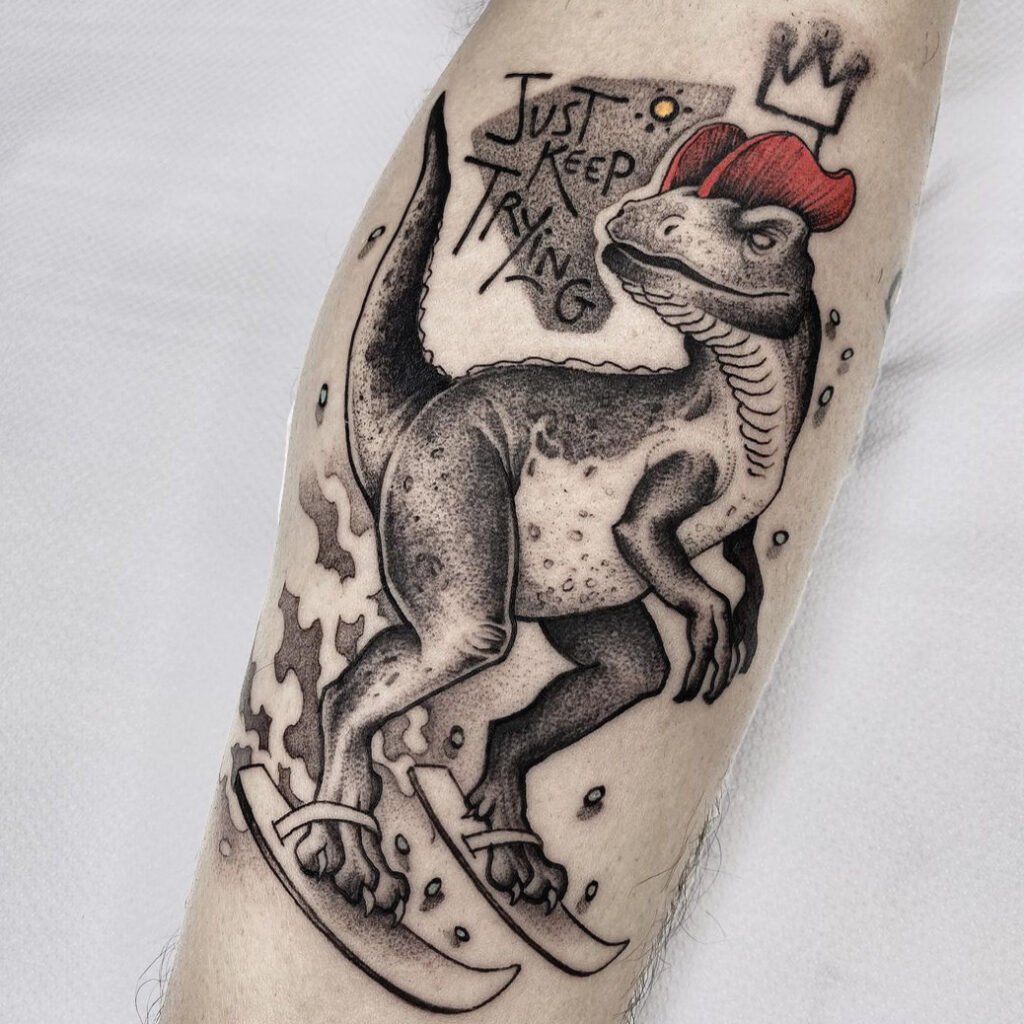 Tatuaggio di un T-Rex sugli sci, in bianco e nero, realizzato da Conio, Water Law Tattoo Pro Team Artist
