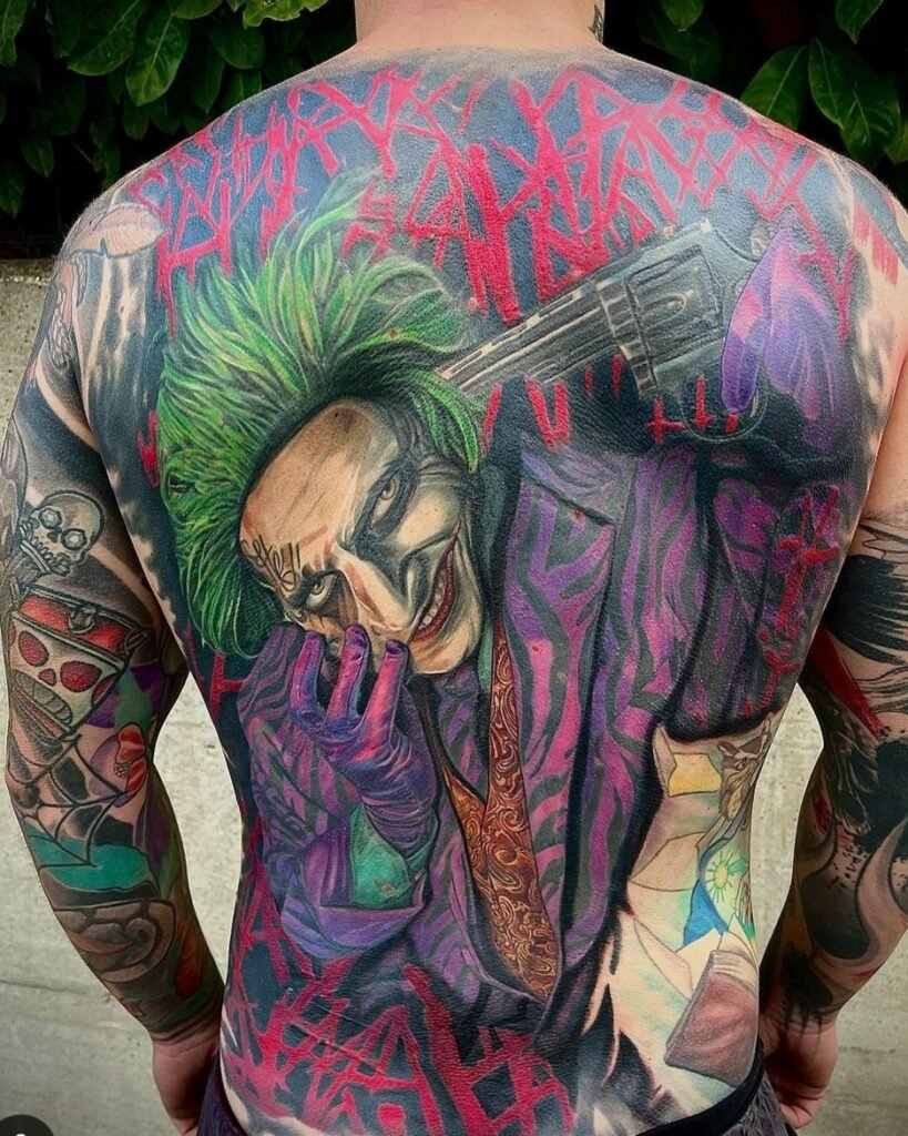 Tatuaggio realistico, a colori sgargianti, del personaggio dei fumetti Joker. Realizzato dall’artista Andrea “Doc” Garlato.