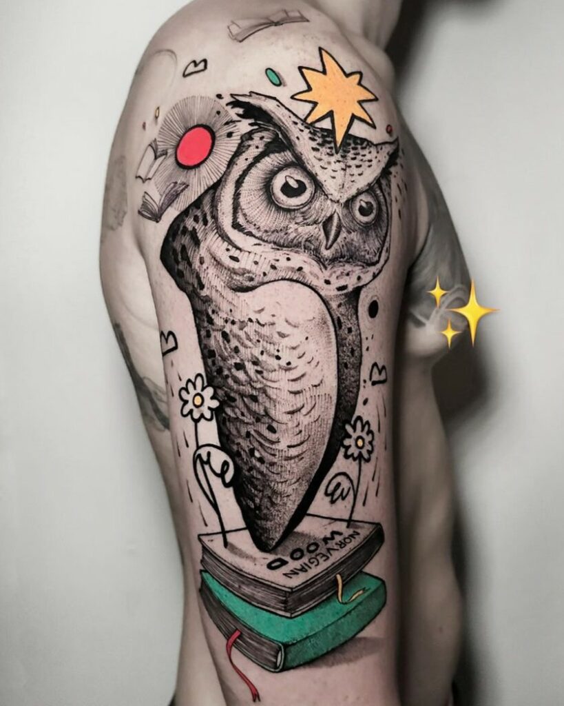 Artista: Conio Polifamous. Pro Team Artist Water Law Tattoo. Tatuaggio in stile realistico moderno di un gufo in bianco e nero posato su due libri.