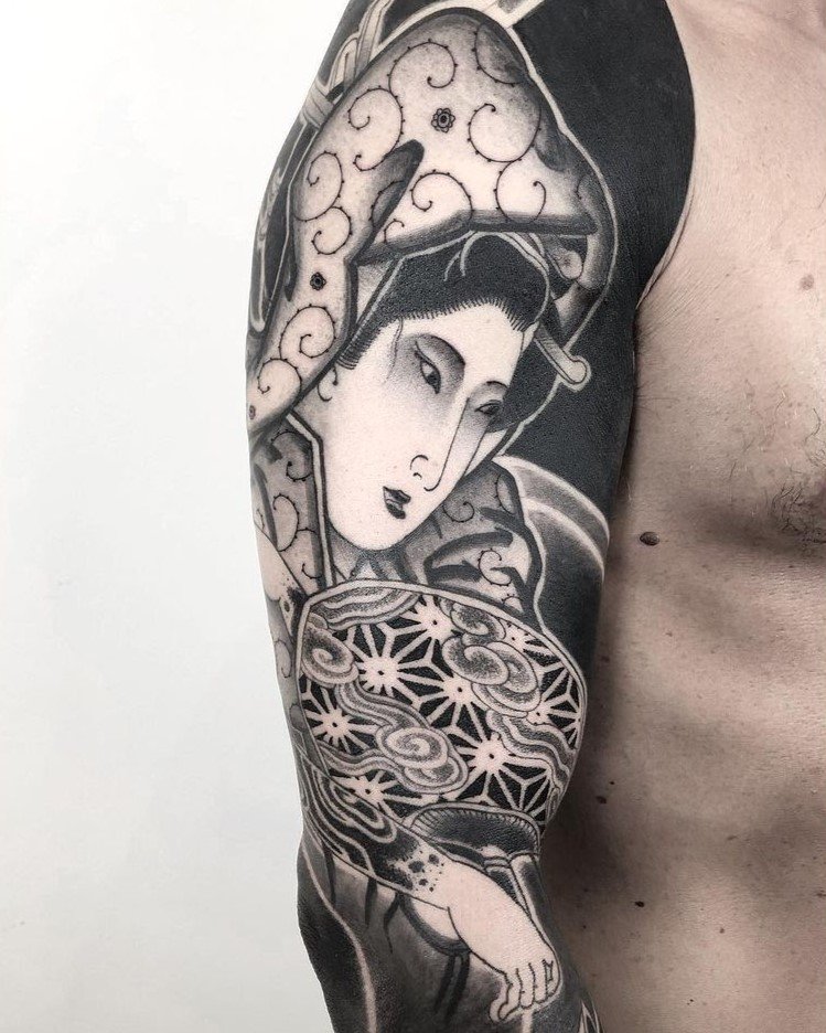 Artista: Lupo Horiokami. Pro Team Artist Water Law Tattoo. Tatuaggio in stile giapponese, in bianco e nero di una donna in abito tradizionale.