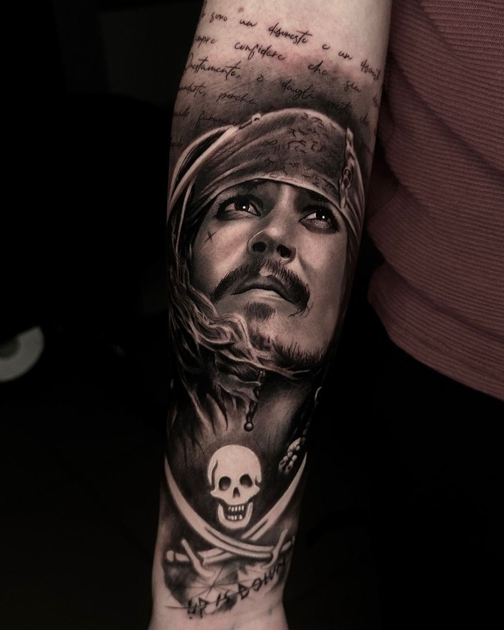 Artista: Manu Say Yes. Pro Team Artist Water Law Tattoo. Tatuaggio in bianco e nero, in stile realistico, di Johnny Depp nei panni di Jack Sparrow.