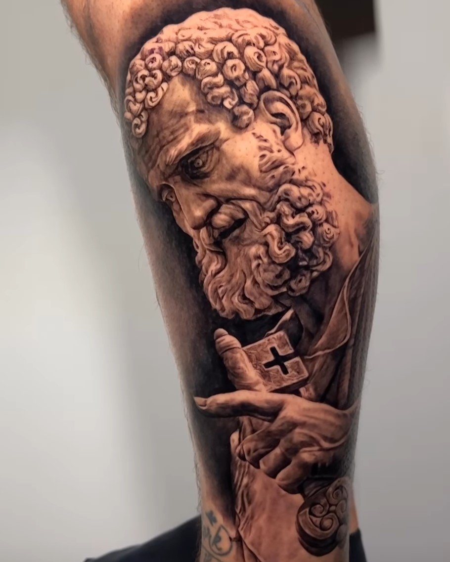 Artista: Michele Colosimo. Pro Team Artist Water Law Tattoo. Tatuaggio in stile realistico in bianco e nero della statua di San Pietro.